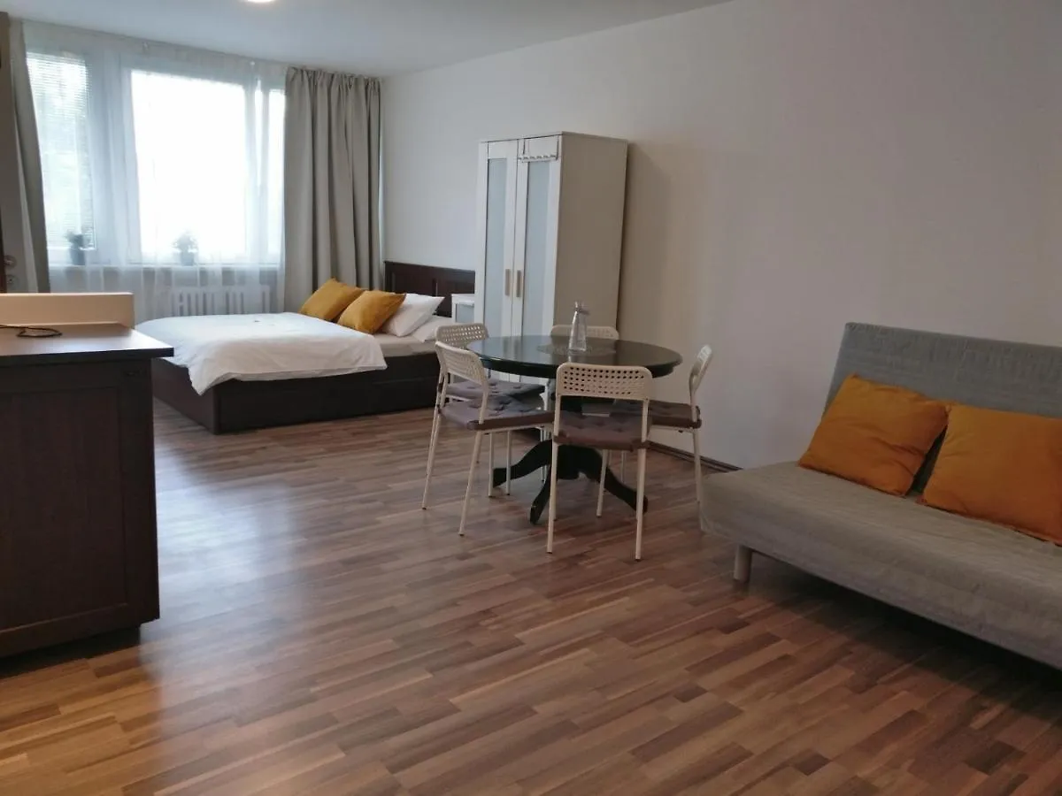 Invalidovna Apartment براغ